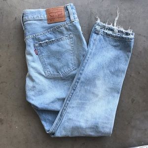 NEW Levi’s 501 distressed boyfriend jeans ✨